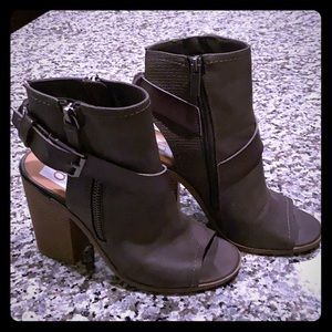 Super cute booties! Size 9